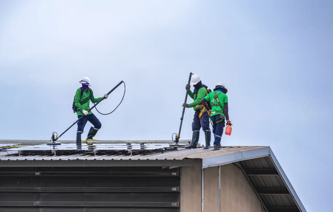Ouvriers équipés intervenant sur une toiture