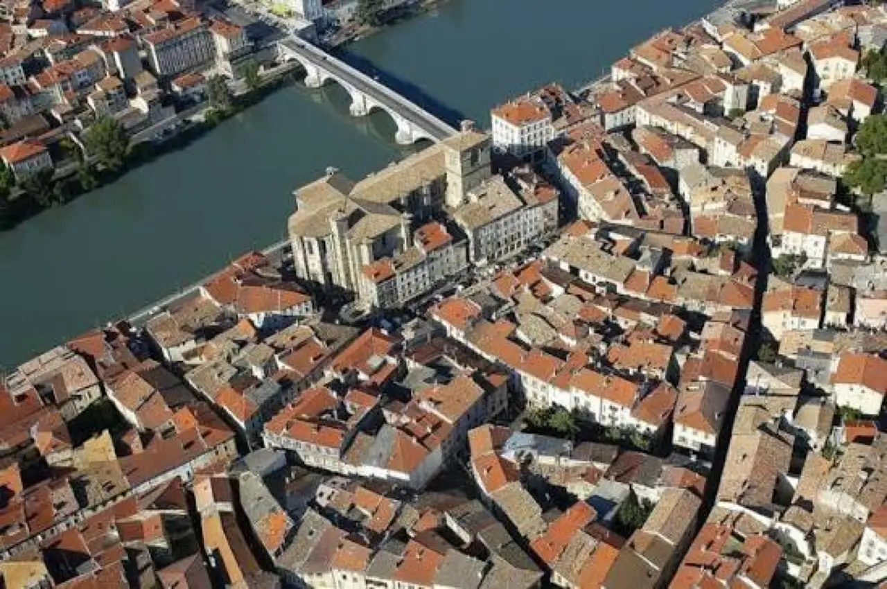 Vue aérienne de Romans-sur-Isère et de l’Isère